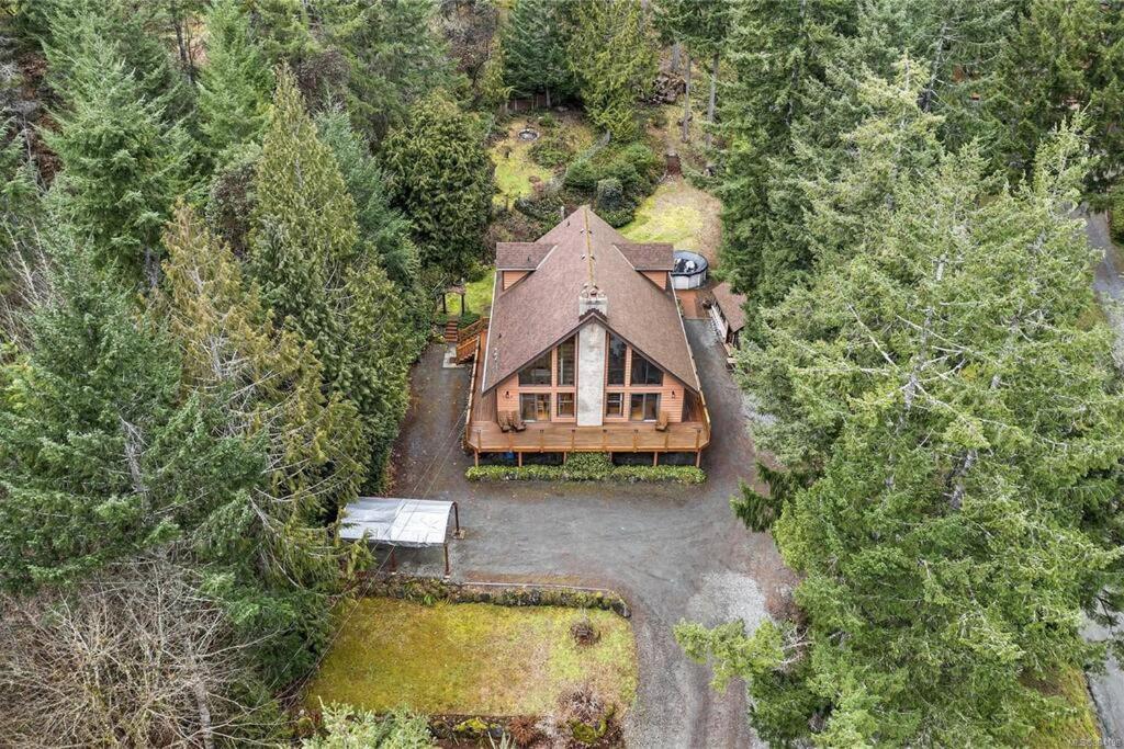 Chalet Style Cottage Near Shawnigan Lake エクステリア 写真