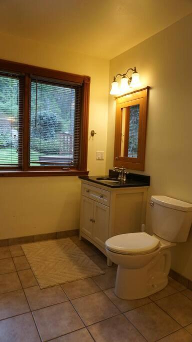 Chalet Style Cottage Near Shawnigan Lake エクステリア 写真