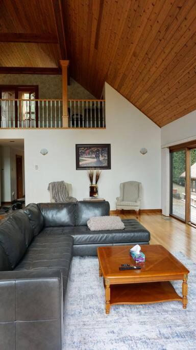 Chalet Style Cottage Near Shawnigan Lake エクステリア 写真