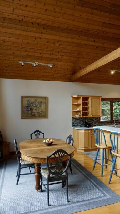 Chalet Style Cottage Near Shawnigan Lake エクステリア 写真